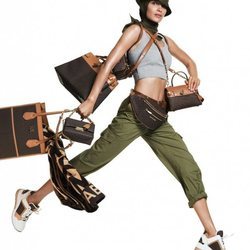 Bella Hadid con bolsos de tonalidades similares y una riñonera de Michael Kors para la primavera 2019