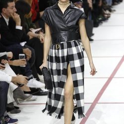 Modelo con un vestido de cuadros del desfile de Dior fall/winter 2019/2020