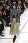 Modelo con un conjunto de falda del desfile de Dior fall/winter 2019/2020