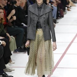 Modelo con un conjunto de falda del desfile de Dior fall/winter 2019/2020
