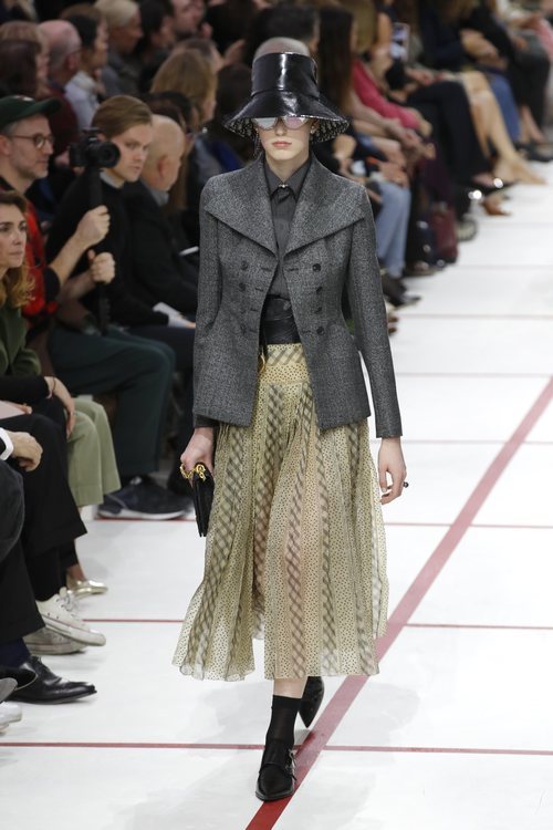 Modelo con un conjunto de falda del desfile de Dior fall/winter 2019/2020