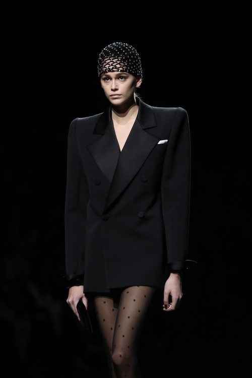 Kaia Gerber desfilando para Saint Laurent en la colección fall/winter 2019/2020