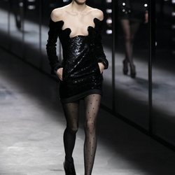 Modelo luciendo un vestido de Saint Laurent fall/winter 2019/2020 en París