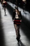 Modelo con un short de Saint Laurent fall/winter 2019/2020 en París