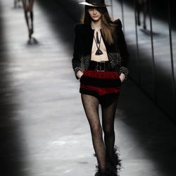 Modelo con un short de Saint Laurent fall/winter 2019/2020 en París
