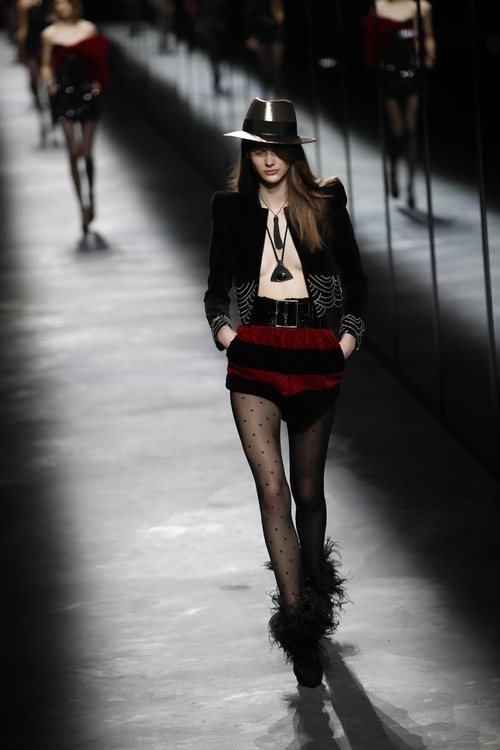 Modelo con un short de Saint Laurent fall/winter 2019/2020 en París
