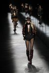 Modelo con un estilo bohemio de Saint Laurent fall/winter 2019/2020 en París