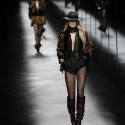 Modelo con un estilo bohemio de Saint Laurent fall/winter 2019/2020 en París