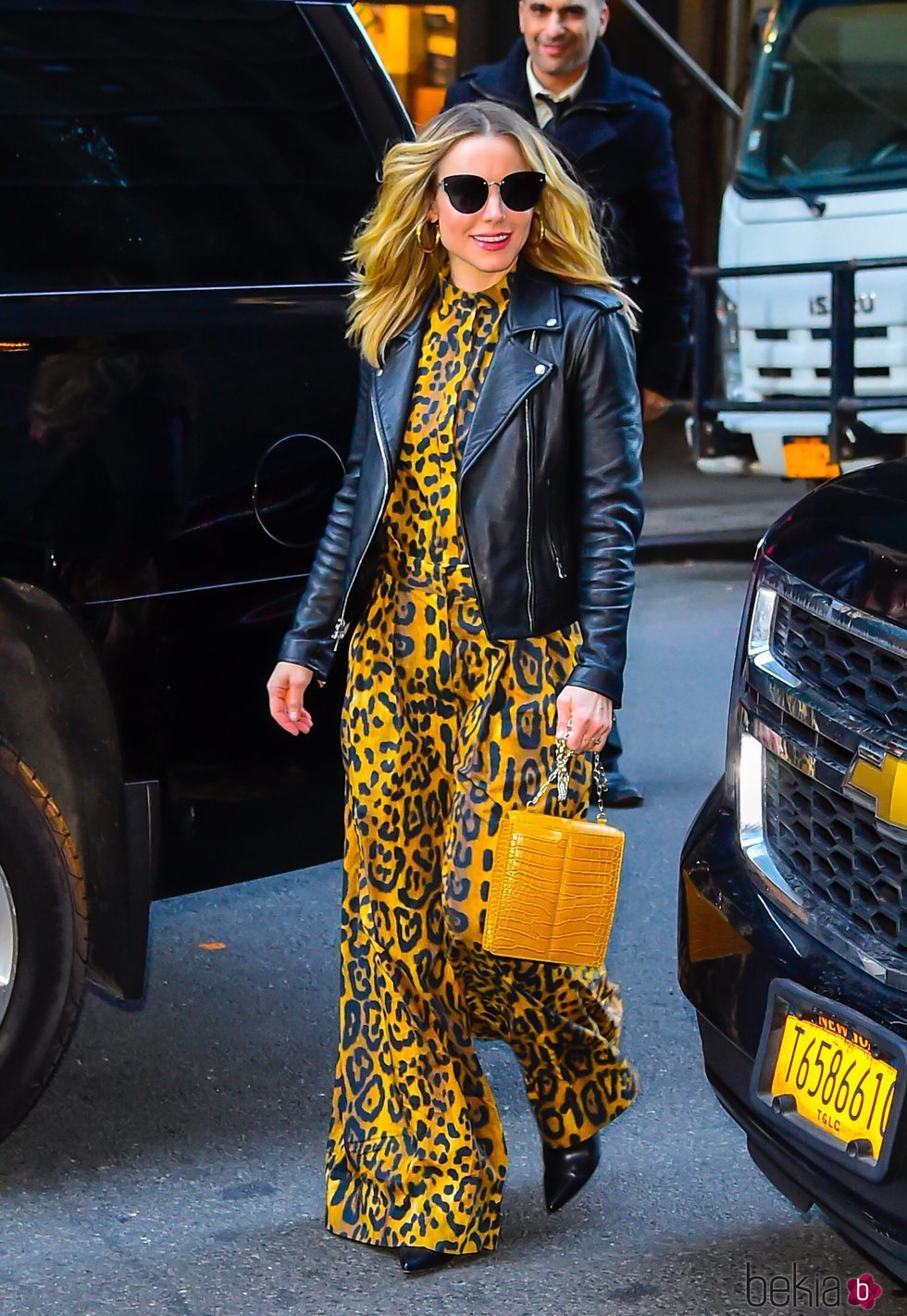 Kristen Bell con un mono largo mostaza de animal print