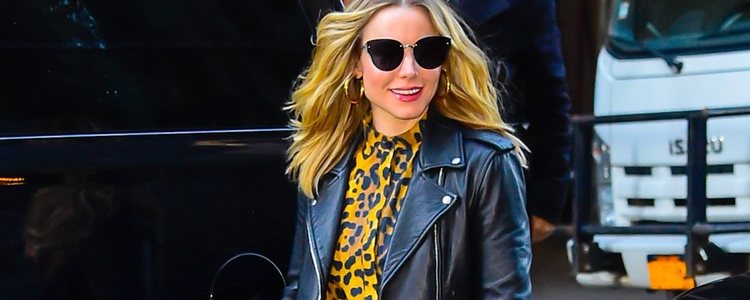 Kristen Bell con un mono largo mostaza de animal print