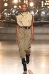 Modelo desfilando con un conjunto de Isabel Marant otoño/invierno 2019/2020 en París