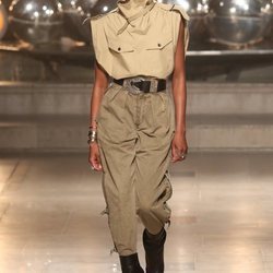 Modelo desfilando con un conjunto de Isabel Marant otoño/invierno 2019/2020 en París