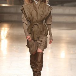 Modelo con un conjunto verde de Isabel Marant otoño/invierno 2019/2020 en París