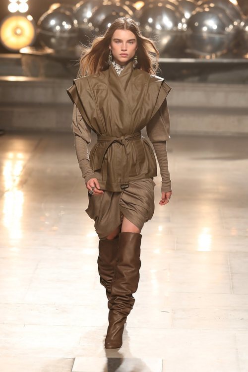 Modelo con un conjunto verde de Isabel Marant otoño/invierno 2019/2020 en París
