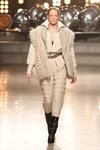 Modelo con un 'total look' en color beige de Isabel Marant otoño/invierno 2019/2020 en París