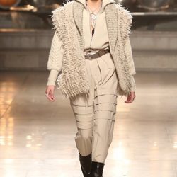 Modelo con un 'total look' en color beige de Isabel Marant otoño/invierno 2019/2020 en París