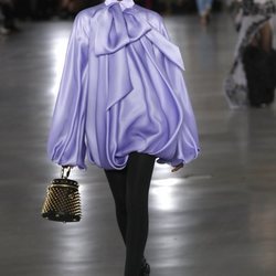 Modelo luciendo un vestido lila de la colección otoño/invierno 2019/2020 de Balmain en París