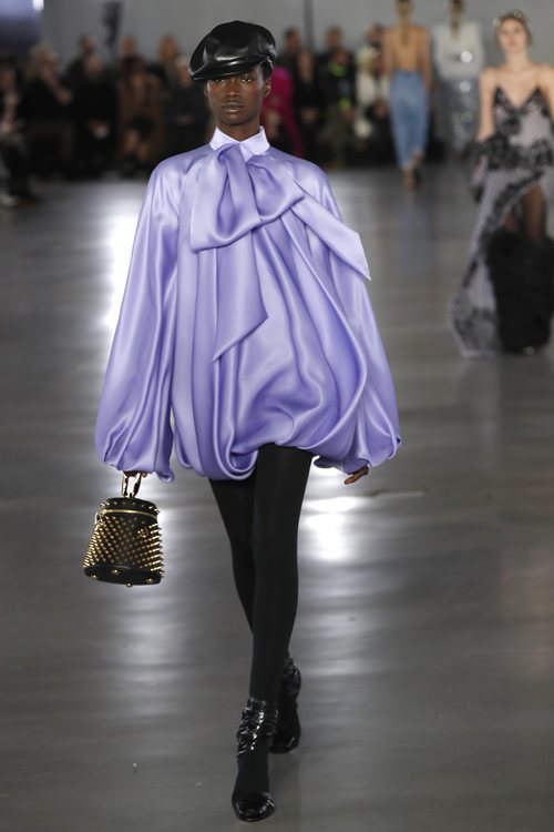 Modelo luciendo un vestido lila de la colección otoño/invierno 2019/2020 de Balmain en París
