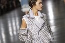 Modelo luciendo un look blanco de la colección otoño/invierno 2019/2020 de Balmain en París