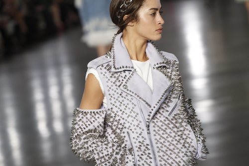 Modelo luciendo un look blanco de la colección otoño/invierno 2019/2020 de Balmain en París