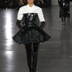 Modelo luciendo vestido charol de la colección otoño/invierno 2019/2020 de Balmain en París