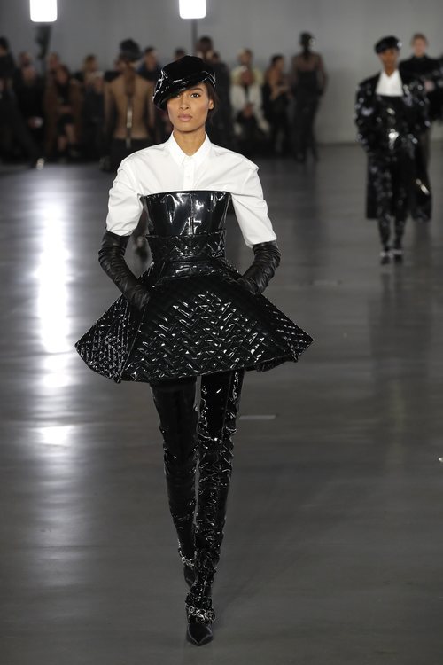Modelo luciendo vestido charol de la colección otoño/invierno 2019/2020 de Balmain en París