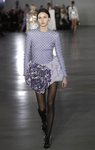 Vestido con tachuelas de la colección otoño/invierno 2019/2020 de Balmain en París