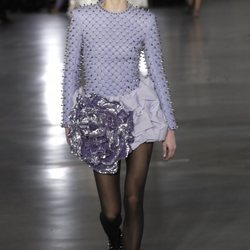 Vestido con tachuelas de la colección otoño/invierno 2019/2020 de Balmain en París