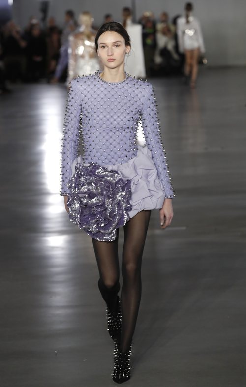 Vestido con tachuelas de la colección otoño/invierno 2019/2020 de Balmain en París