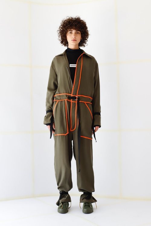 Modelo luciendo un mono de la nueva colección de otoño/invierno 2019 de la firma Davidelfín