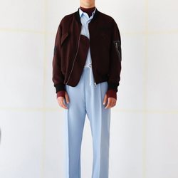 Modelo luciendo una chaqueta marrón  de la nueva colección de otoño/invierno 2019 de la firma Davidelfín