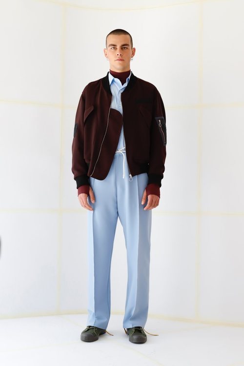 Modelo luciendo una chaqueta marrón de la nueva colección de otoño/invierno 2019 de la firma Davidelfín