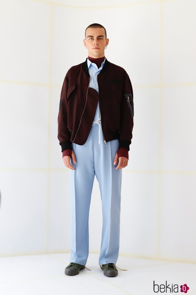 Modelo luciendo una chaqueta marrón de la nueva colección de otoño/invierno 2019 de la firma Davidelfín