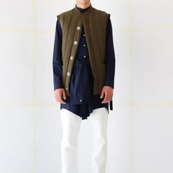 Modelo luciendo un chaleco verde  de la nueva colección de otoño/invierno 2019 de la firma Davidelfín