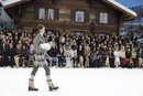 Modelo con un conjunto de Chanel en el desfile de la colección otoño/invierno 2019/2020