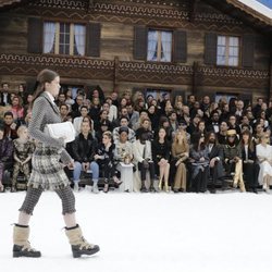 Modelo con un conjunto de Chanel en el desfile de la colección otoño/invierno 2019/2020