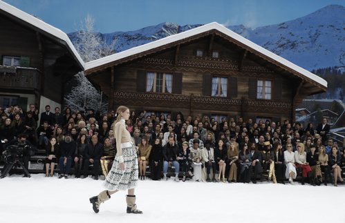 Modelo con una falda de Chanel en el desfile de la coleción otoño/invierno 2019/2020