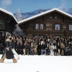Modelos desfilando con prendas de la colección otoño/invierno 2019/2020 de Chanel en París