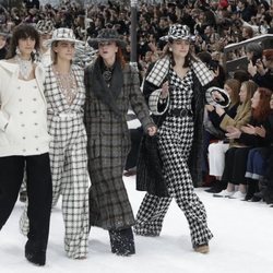Cara Delevigne desfilando para Chanel para la colección otoño/invierno 2019/2020 en París