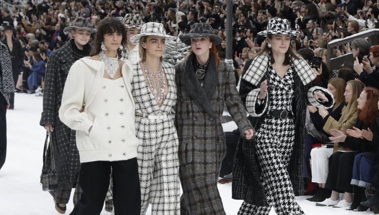Cara Delevigne desfilando para Chanel para la colección otoño/invierno 2019/2020 en París