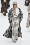 Cara Delevigne luciendo un abrigo largo de la colección otoño/invierno 2019/2020 de Chanel en París