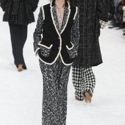 Modelo con un chaleco negro de la colección otoño/invierno 2019/2020 de Chanel en París