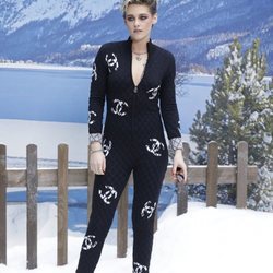 Kristen Stewart en el desfile de Chanel 2019 con un mono