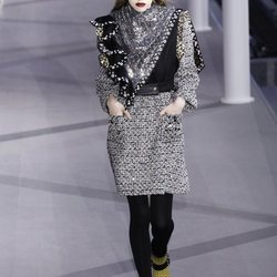 Modelo con un vestido efecto brillo de la colección otoño/invierno 2019/2020 de Louis Vuitton