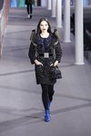 Vestido negro con volantes de la colección otoño/invierno 2019/2020 de Louis Vuitton