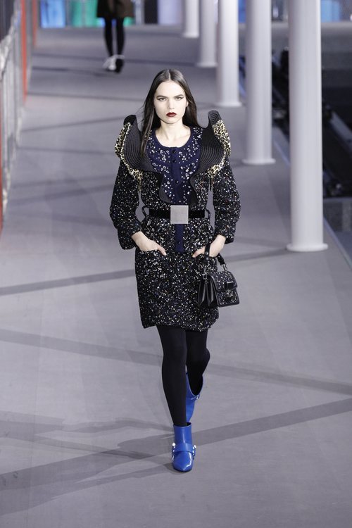 Vestido negro con volantes de la colección otoño/invierno 2019/2020 de Louis Vuitton
