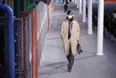Modelo con un abrigo marrón de la colección otoño/invierno 2019/2020 de Louis Vuitton