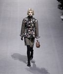 Modelo con un abrigo con estampado floral de la colección otoño/invierno 2019/2020 de Louis Vuitton