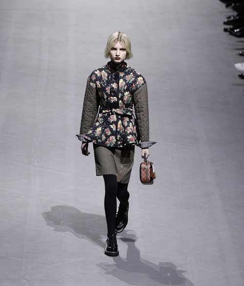 Modelo con un abrigo con estampado floral de la colección otoño/invierno 2019/2020 de Louis Vuitton
