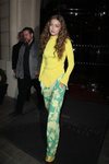 Gigi Hadid con un look con colores estridentes